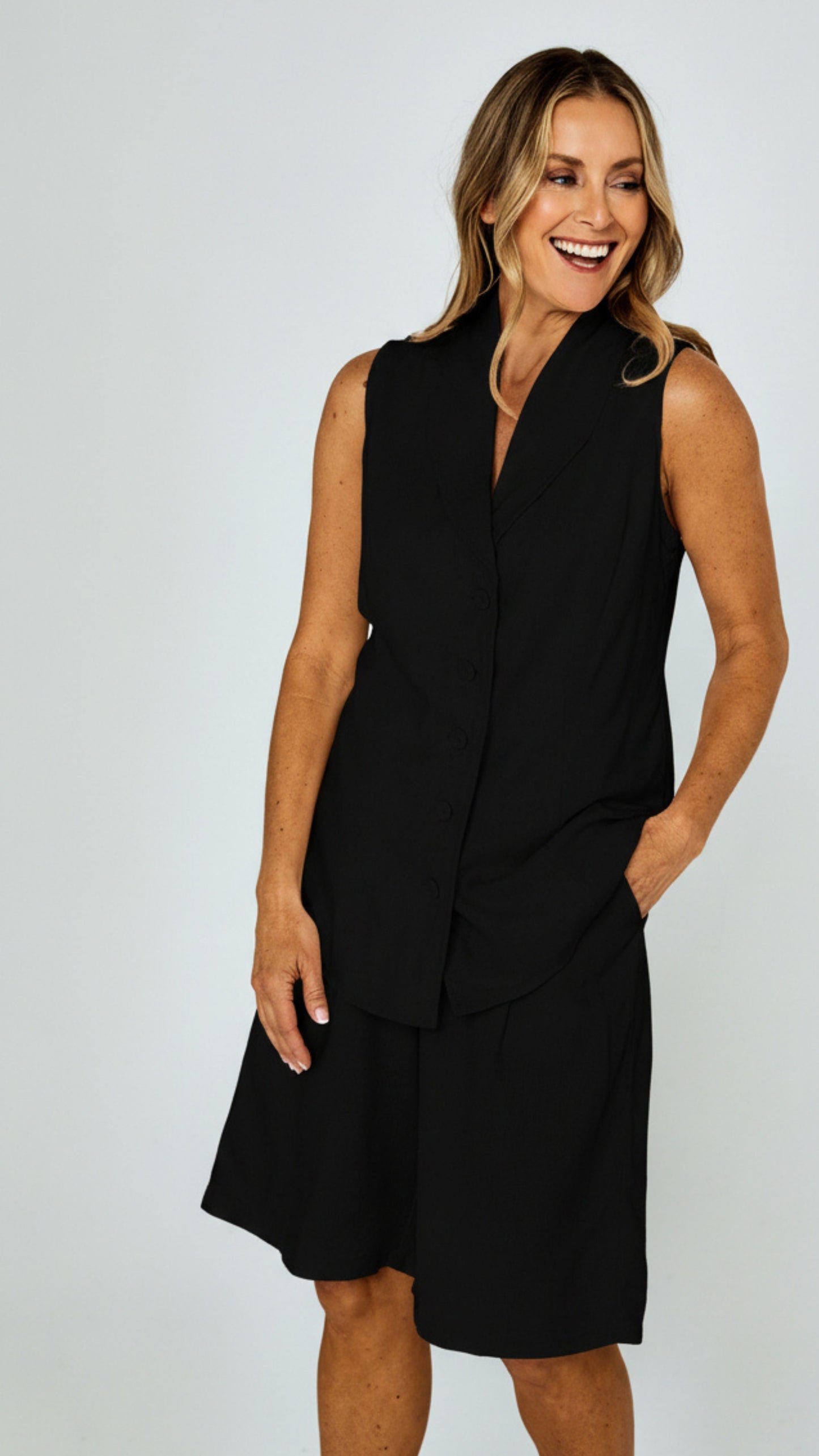 Hannah Linen Rami Bermuda Shorts - Black